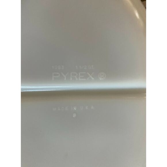 Vintage Pyrex Divided White Milk Glass Dish 1.5qt #1063 Made in USA MINT - Picture 2 of 4